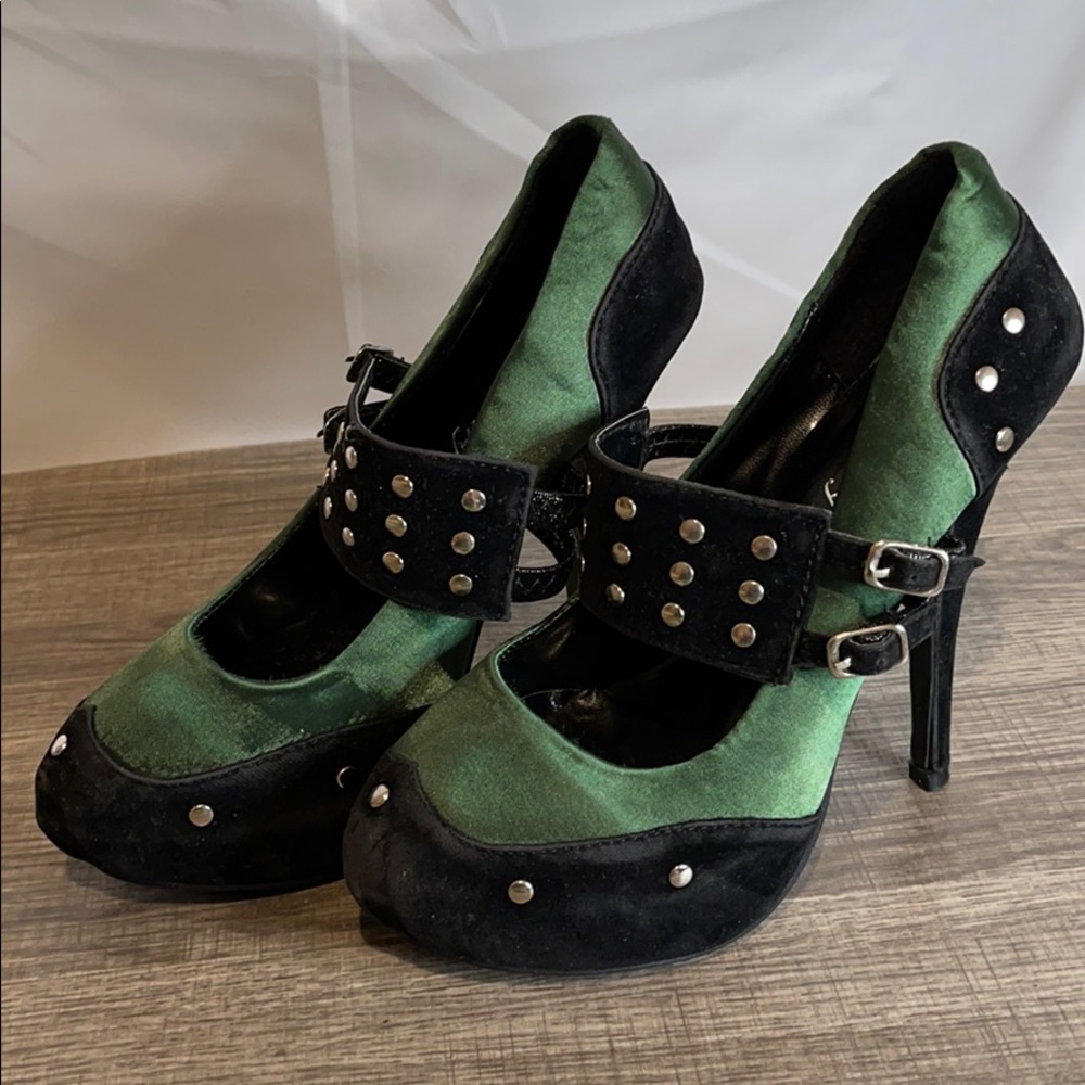 Show Story studded green & black platforms size 5